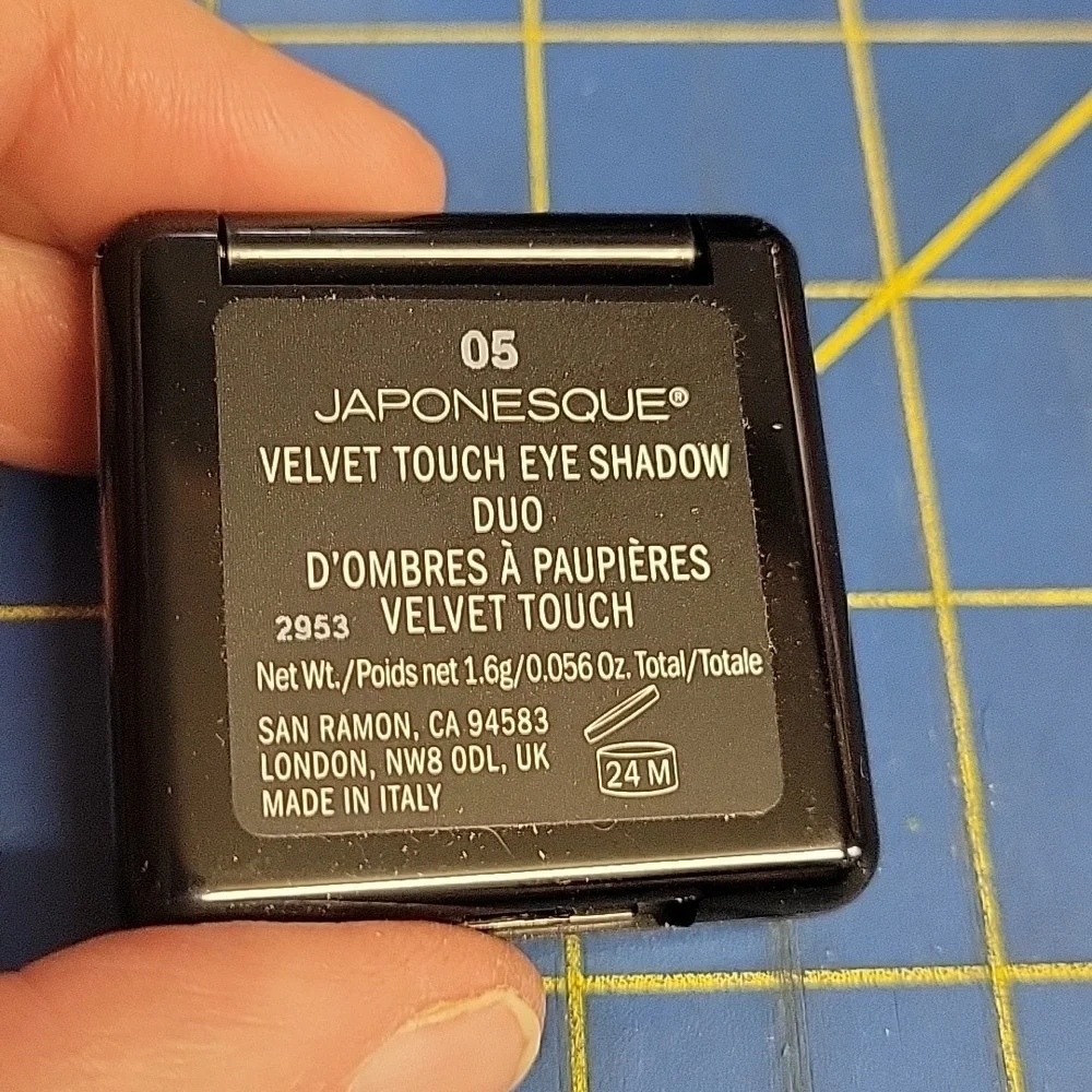 Japonesque Velvet Touch Eye Shadow Duo - 05 Teinte Duo  New In Box